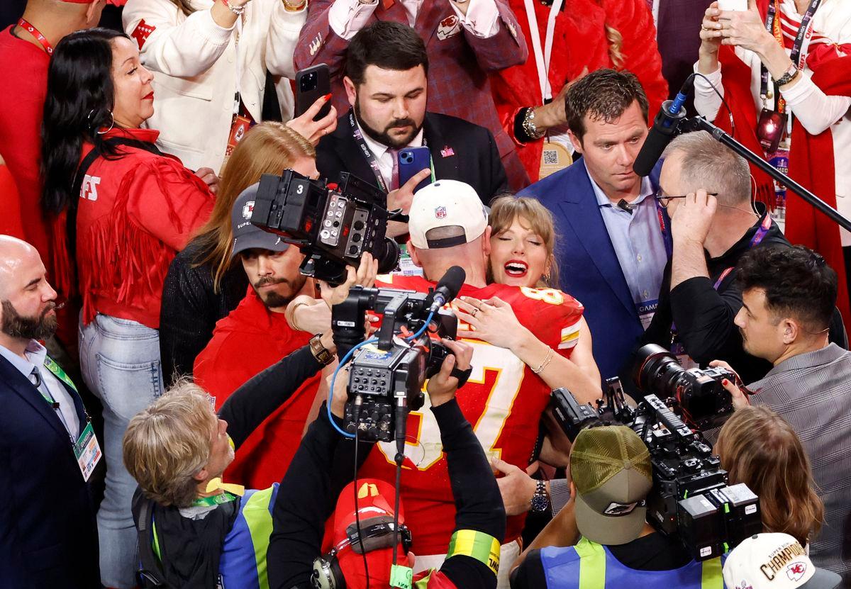 H.E.R. perform the halftime show at the NFL Super Bowl 58 LVIII football game between the San Francisco 49ers and the Kansas City Chiefs in Las Vegas NV on Feb 11, 2024 Charles Baus/CSM. 11 Feb 2024 Pictured: Kansas City Chiefs tight end Travis Kelce (87) celebrates with Taylor Swift during NFL Super Bowl 58 LVIII football game between the San Francisco 49ers and the Kansas City Chiefs in Las Vegas NV on Feb 11, 2024 Charles Baus/CSM. Photo credit: ZUMAPRESS.com / MEGA TheMegaAgency.com +1 888 505 6342