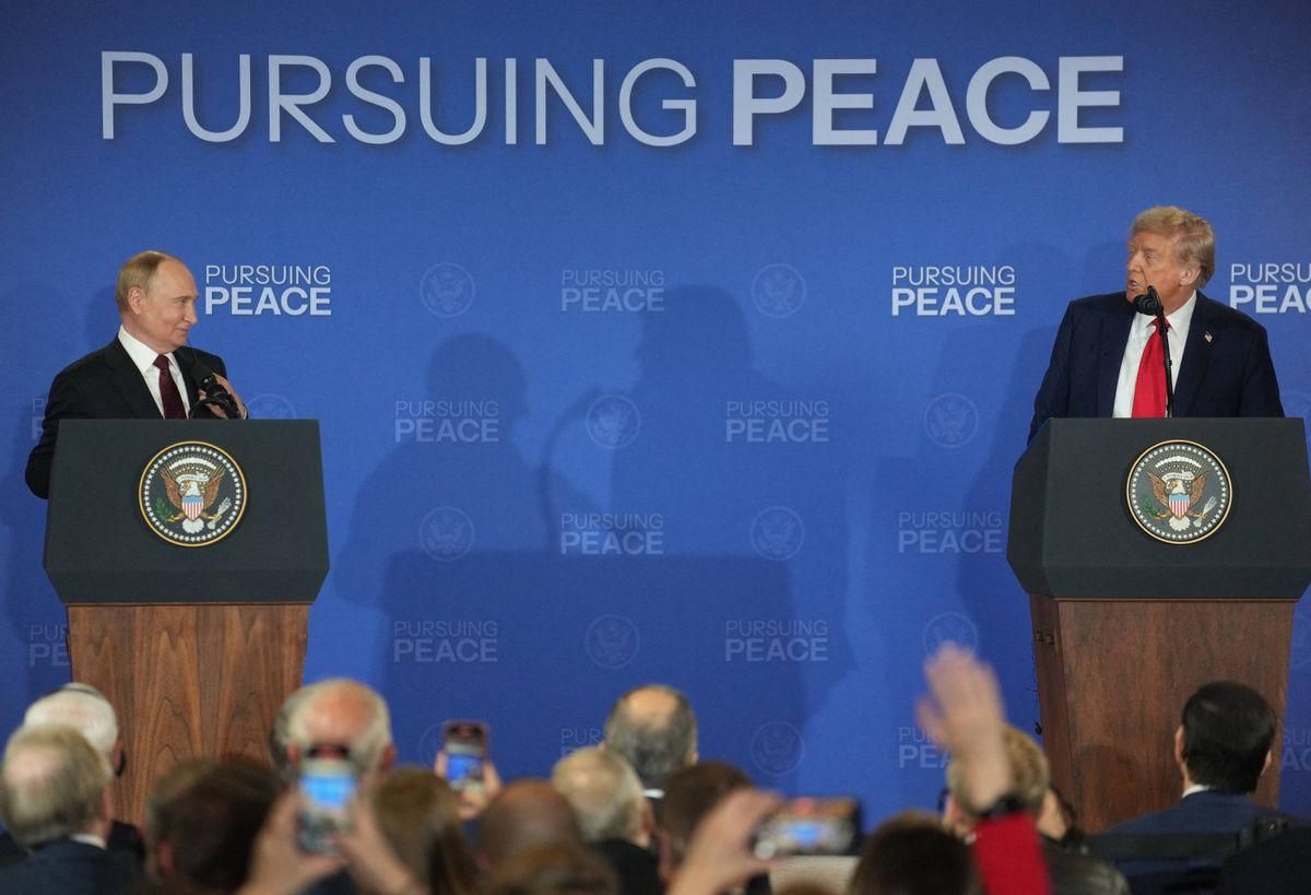 ANCHORAGE (U.S.), Aug. 15, 2025 (Xinhua) -- Shadows of U.S. President Donald Trump (R) and Russian President Vladimir Putin are seen as they attend a joint press conference after concluding their talks in Anchorage, Alaska, the United States, on Aug. 15, 2025.The talks, held at Joint Base Elmendorf-Richardson in the city of Anchorage, lasted about three hours. (Xinhua/Wu Xiaoling) - Wu Xiaoling -//CHINENOUVELLE_CmxztpE007072_20250816_PEPFN0A001/Credit:CHINE NOUVELLE/SIPA/2508161124. 15 Aug 2025 Pictured: (250815) -- ANCHORAGE (U.S.), Aug. 15, 2025 (Xinhua) -- U.S. President Donald Trump (R) and Russian President Vladimir Putin attend a joint press conference after concluding their talks in Anchorage, Alaska, the United States, on Aug. 15, 2025. (Xinhua/Wu Xiaoling) - Wu Xiaoling -//CHINENOUVELLE_CmxztpE007046_20250816_PEPFN0A001/Credit:CHINE NOUVELLE/SIPA/2508161123. Photo credit: CHINE NOUVELLE/SIPA / MEGA TheMegaAgency.com sales@mega.global